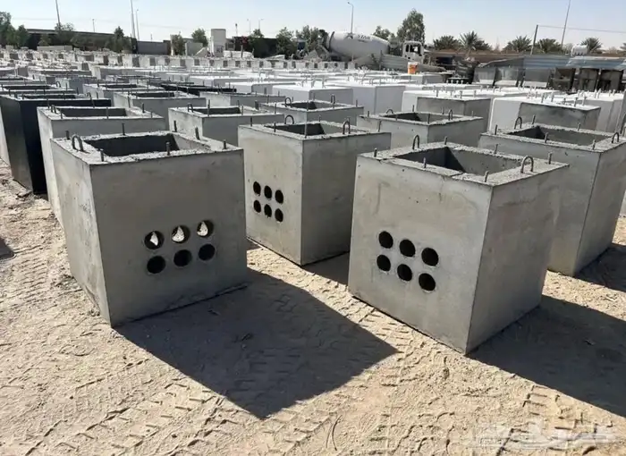 كراسي خرسانية حاويات نفايات مناهيل أحواض زراعة تجميلية 79