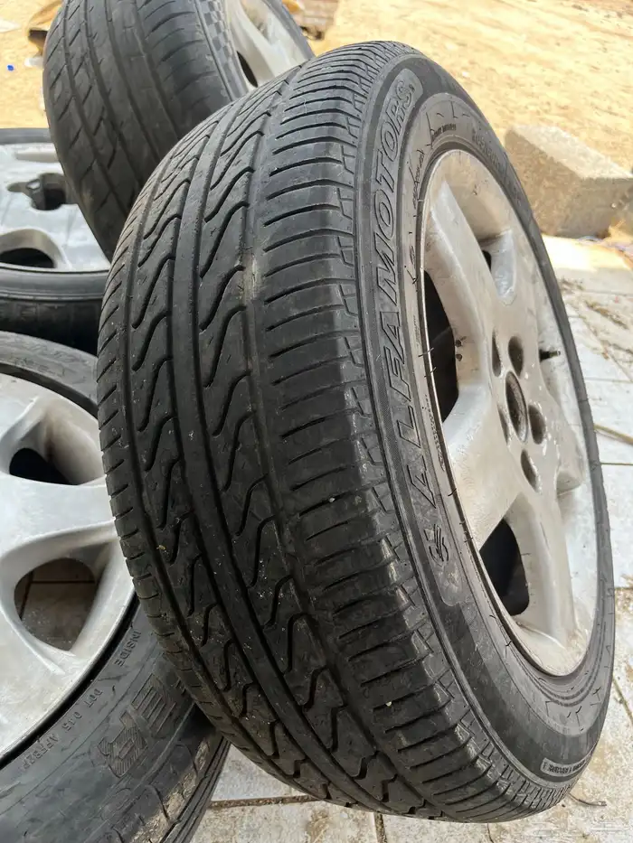 جنوط لكزس 2002 اصلي بكفراتها 2 نص عمر و 2 جديدة 2