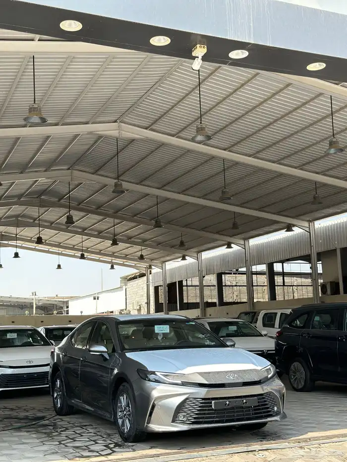 تويوتا كامري E بنزين الوان رمادي موديل 2025 3