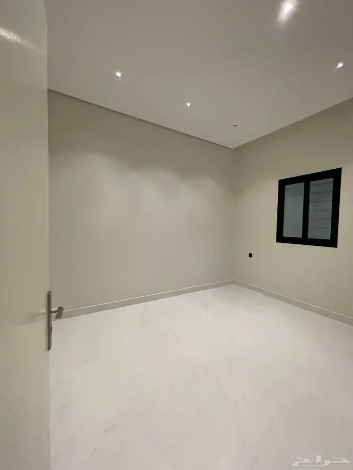 للبيع شقق دور أرضي مع حوش ومدخل سياره وشقق روف أحد رفيده 9