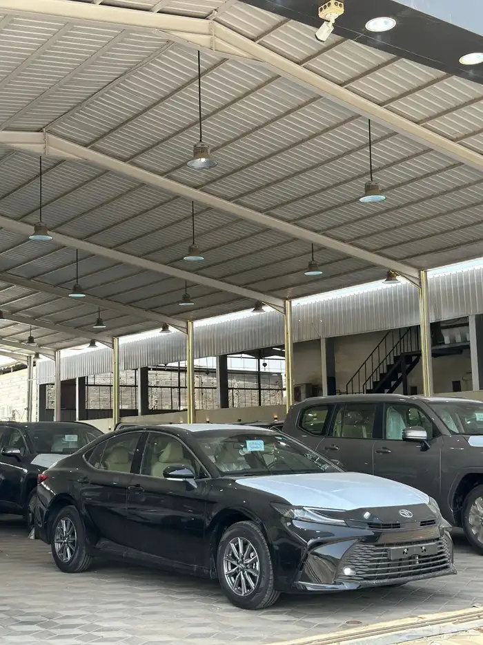 تويوتا كامري E استاندر الوان اسود موديل 2025 3