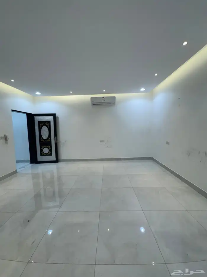 شقه ثلاث غرف وصاله مع سطح للايجار بحي اليرموك 5