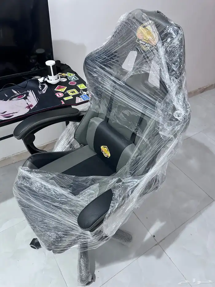 طاوله وكرسي وشاشه 0