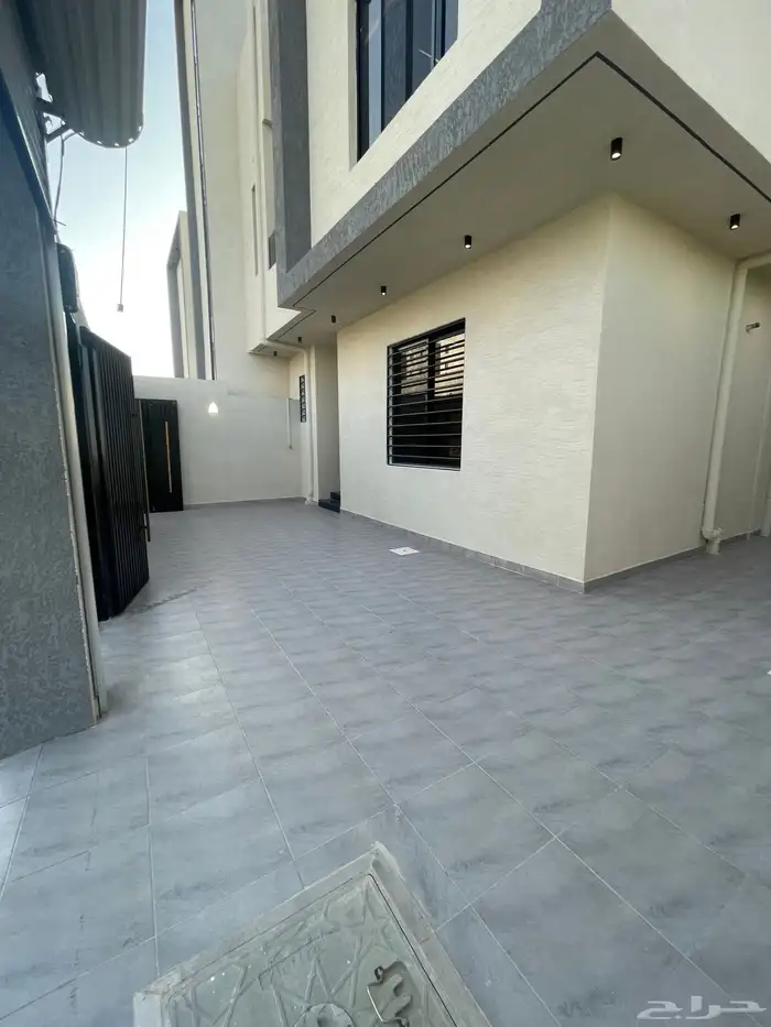 للبيع شقق دور أرضي مساحه شرحه ووسيعه في المحاله  ابها 26