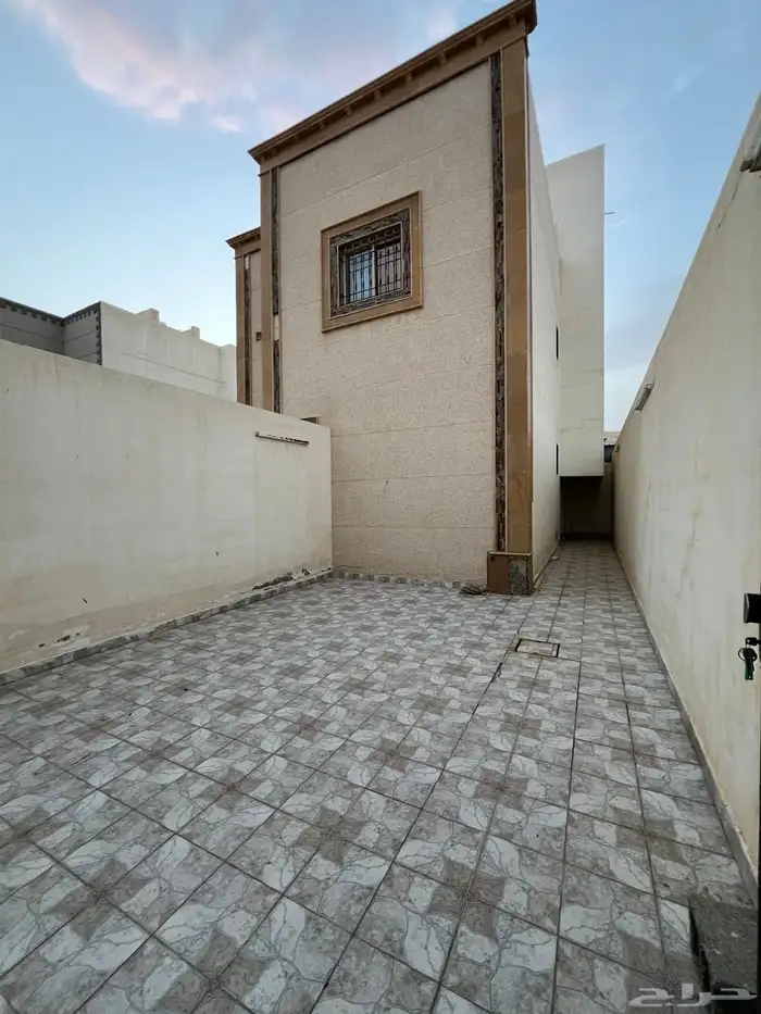 للايجار دور علوي شرق بريدة خلف القصر الابيض 1
