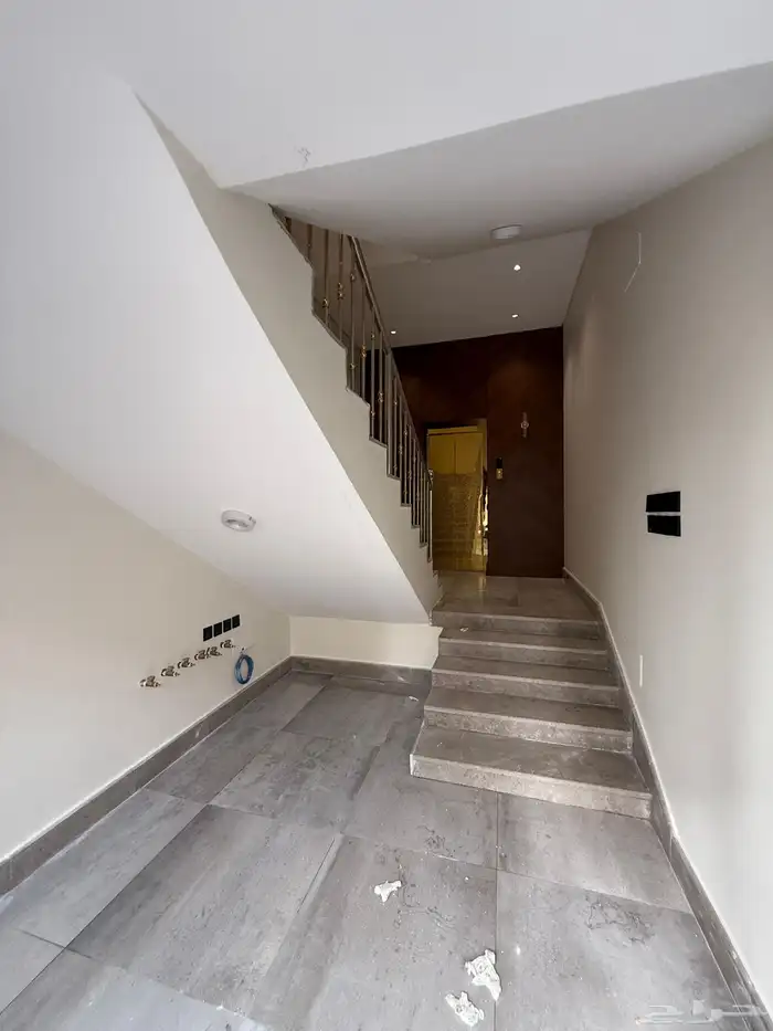 للبيع شقق علويه وشقق ارضيه تشطيب vip ف ابها البديع 3