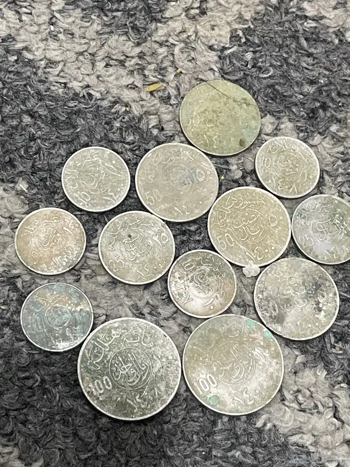 عملات قديمه سعوديه من أيام الملك فهد والملك خالد عبد العزيز 0