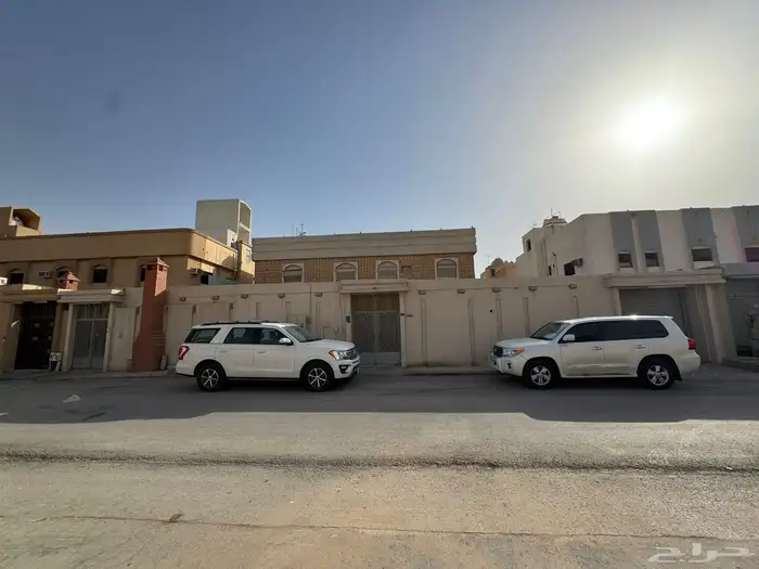 للبيع فلة بحي السعادة دورين مفصولة 0