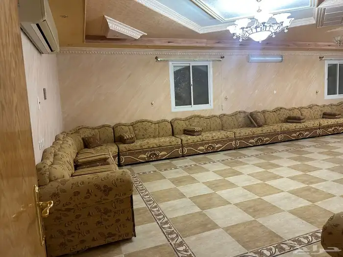 كنب للبيع بمساحة كبيرة واسعة استخدام نضيف 2