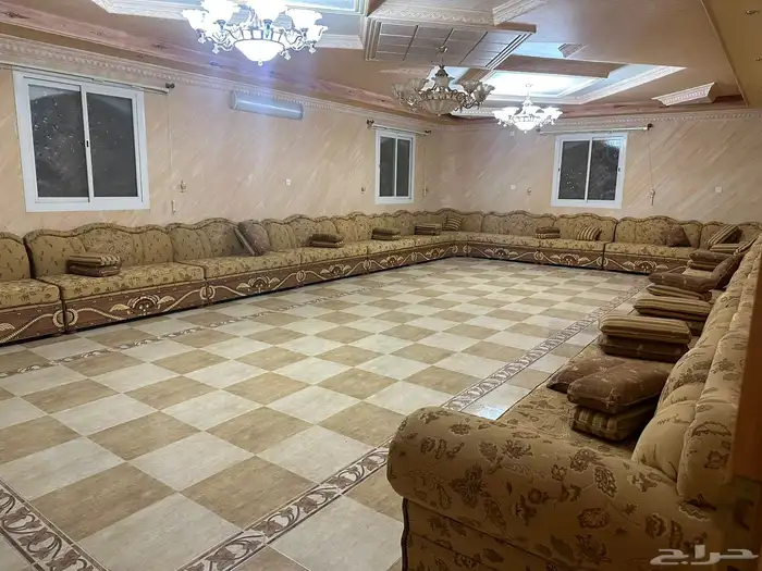 كنب للبيع بمساحة كبيرة واسعة استخدام نضيف 1