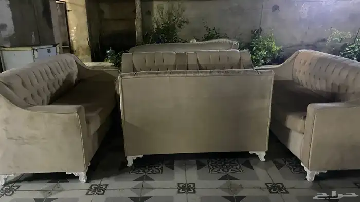 كنب اللون بيج خمس قطع من الكنب مع خدادات يوجد ملاحضات بسيطه 3