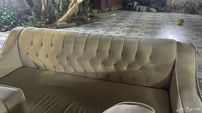 كنب اللون بيج خمس قطع من الكنب مع خدادات يوجد ملاحضات بسيطه 1