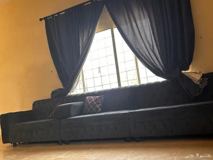 كنب متصل واسع لونه رمادي فحمي معاه أربع مراكي وثمان مخاد 3