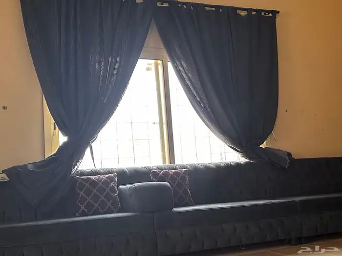 كنب متصل واسع لونه رمادي فحمي معاه أربع مراكي وثمان مخاد 5