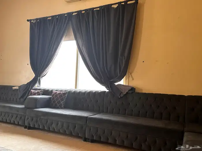 كنب متصل واسع لونه رمادي فحمي معاه أربع مراكي وثمان مخاد 2