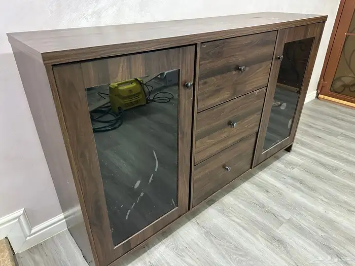 للبيع كنب مجلس نظيف مع ستارتين بسعر مخفض 5