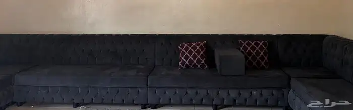 كنب متصل واسع لونه رمادي فحمي معاه أربع مراكي وثمان مخاد 1