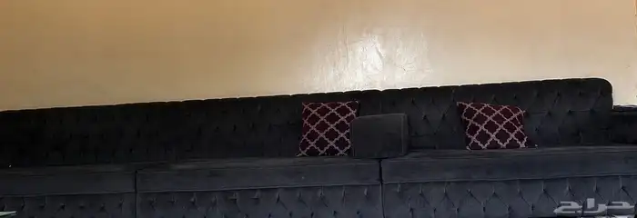 كنب متصل واسع لونه رمادي فحمي معاه أربع مراكي وثمان مخاد 4
