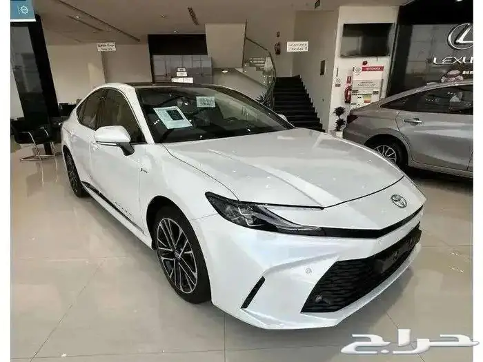 تويوتا كامرى ال اى هايبرد 2025 ابيض بطاقه جمركيه 1