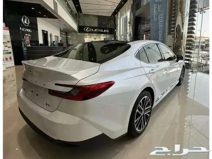 تويوتا كامرى ال اى هايبرد 2025 ابيض بطاقه جمركيه 2