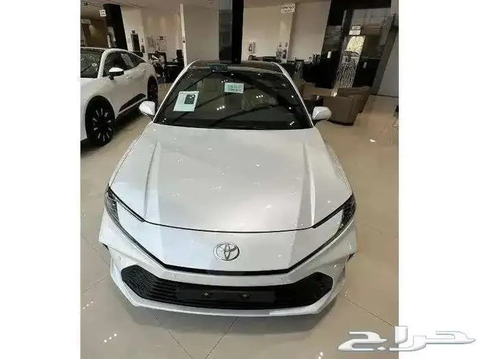 تويوتا كامرى ال اى هايبرد 2025 ابيض بطاقه جمركيه 0