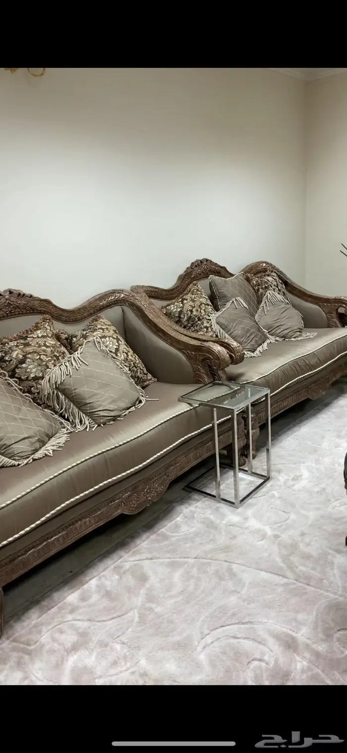 كنب فخم مع ستاير وطاولات طقم كامل 2