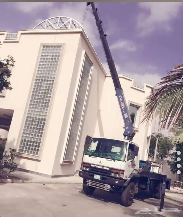 Boom truck with baskit for rent 1
