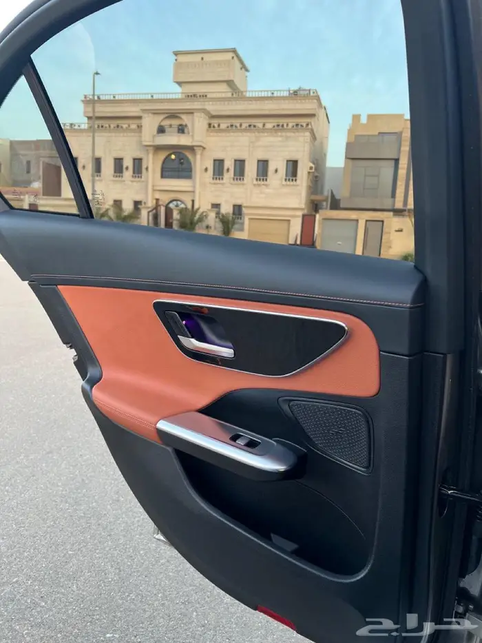 مرسيدس C 2024 AMG لون داخلي جملي وأسود ممشى قليل بودي وكالة 9