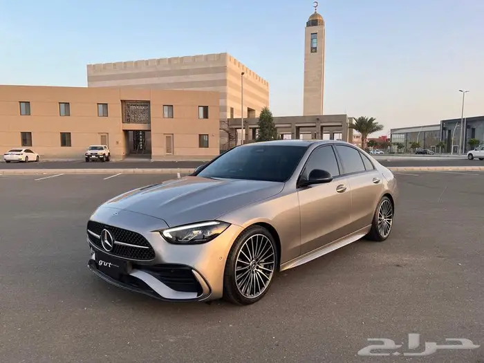 مرسيدس C 2024 AMG لون داخلي جملي وأسود ممشى قليل بودي وكالة 2