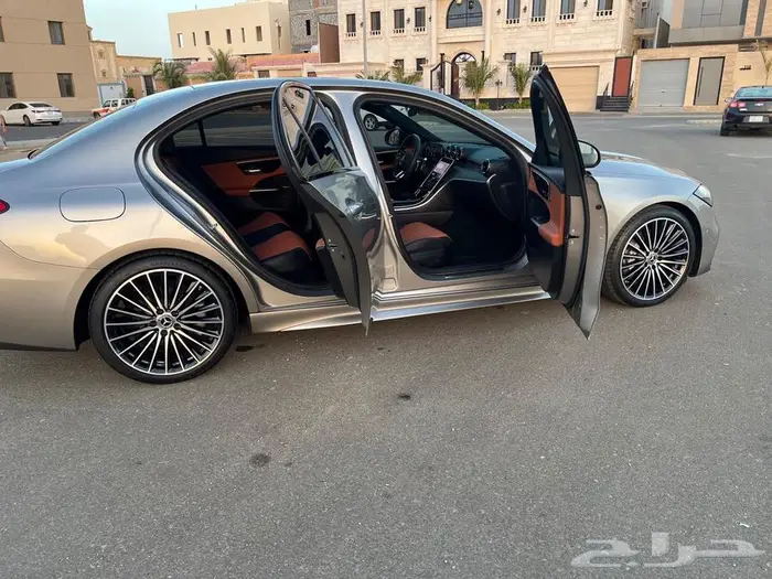 مرسيدس C 2024 AMG لون داخلي جملي وأسود ممشى قليل بودي وكالة 10