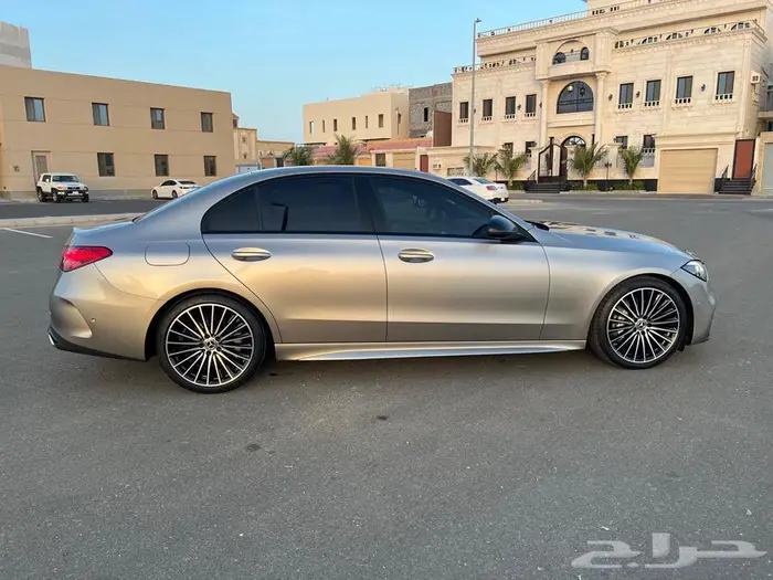 مرسيدس C 2024 AMG لون داخلي جملي وأسود ممشى قليل بودي وكالة 4