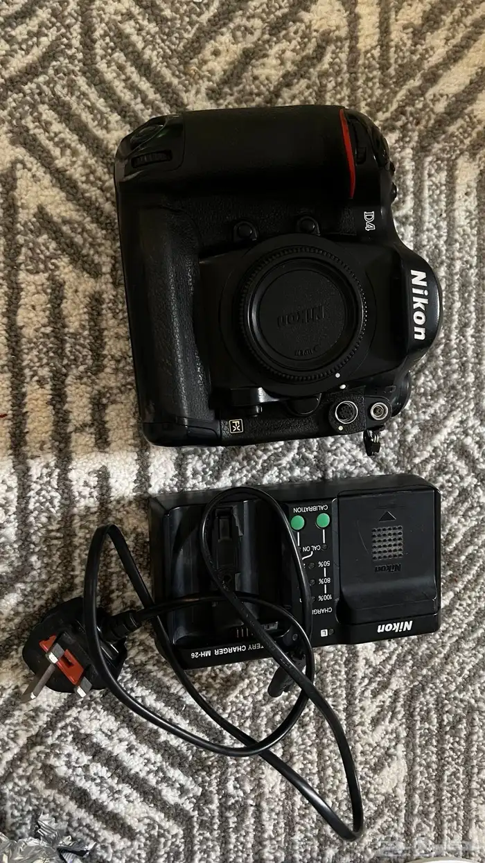 كاميرا نيكون D4 Nikon   4 عدسات من ضمنها 70-200 0
