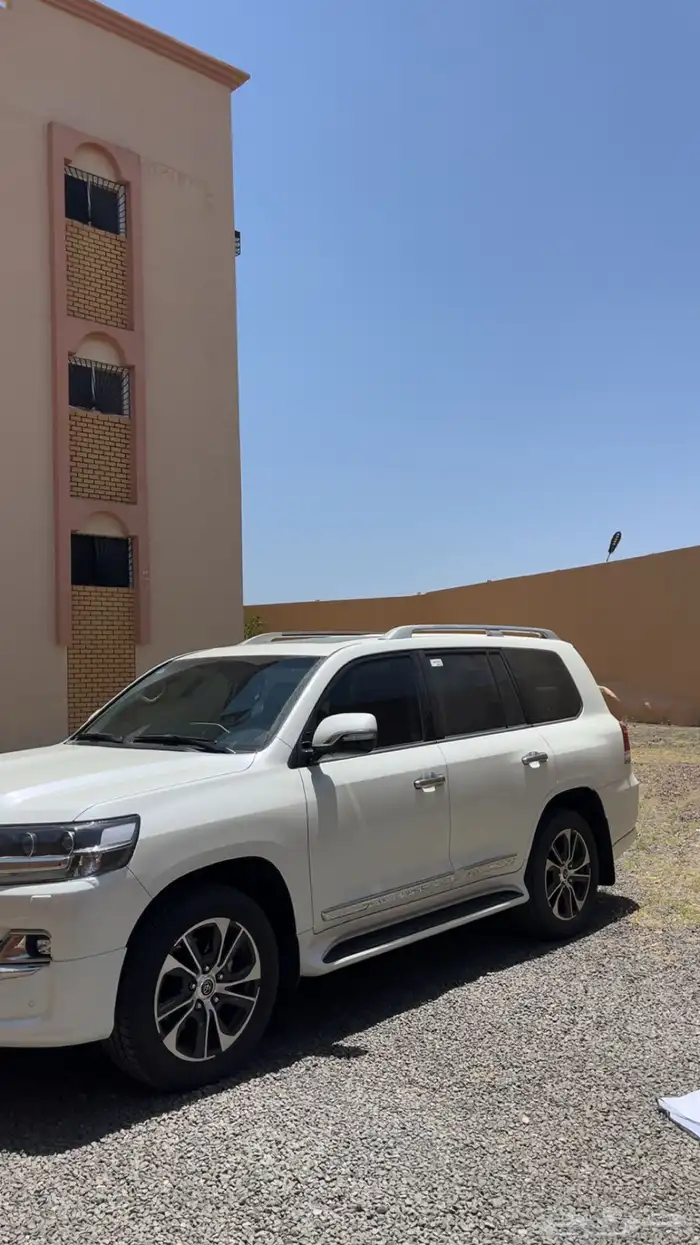 لاندكروزر صالون 2020 1