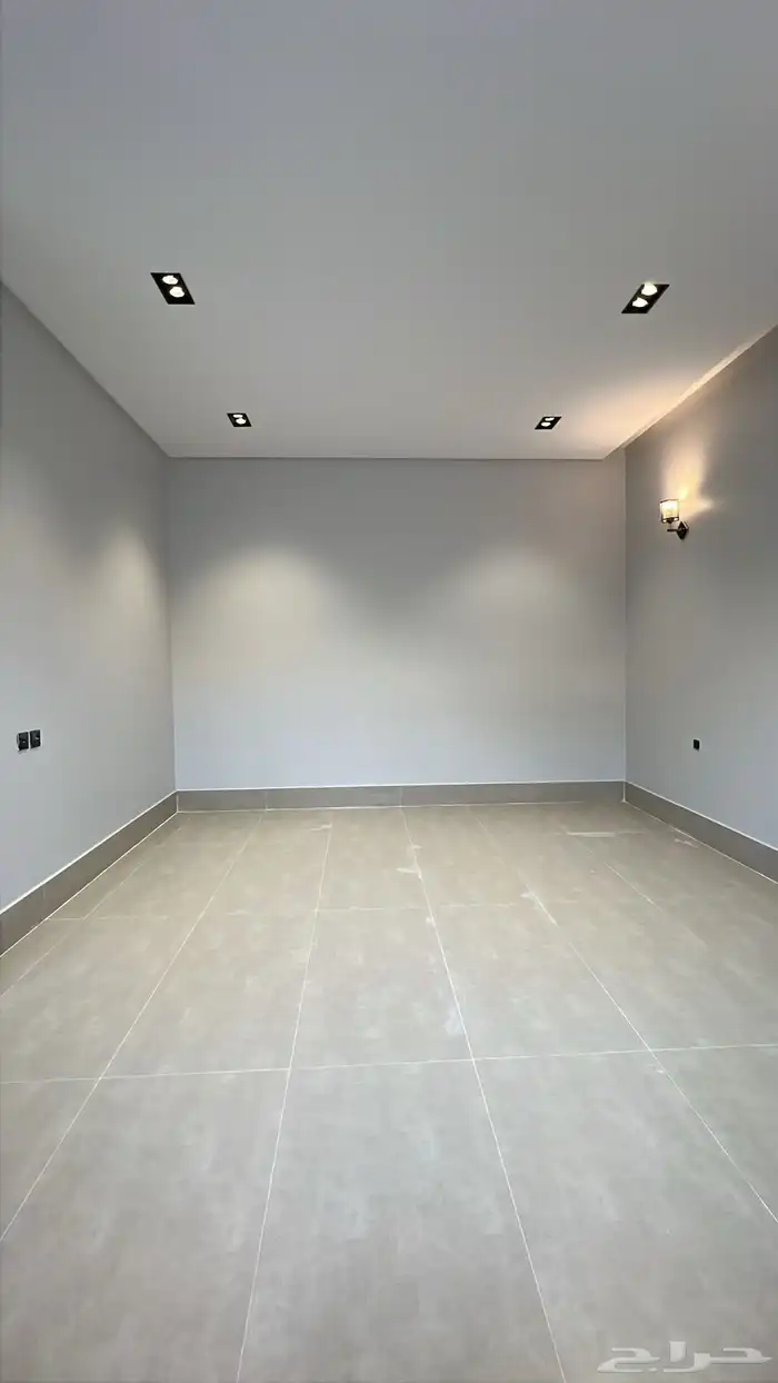 تاون هاوس حي عكاظ شارع 20 واجهه غربيه مساحة300 4