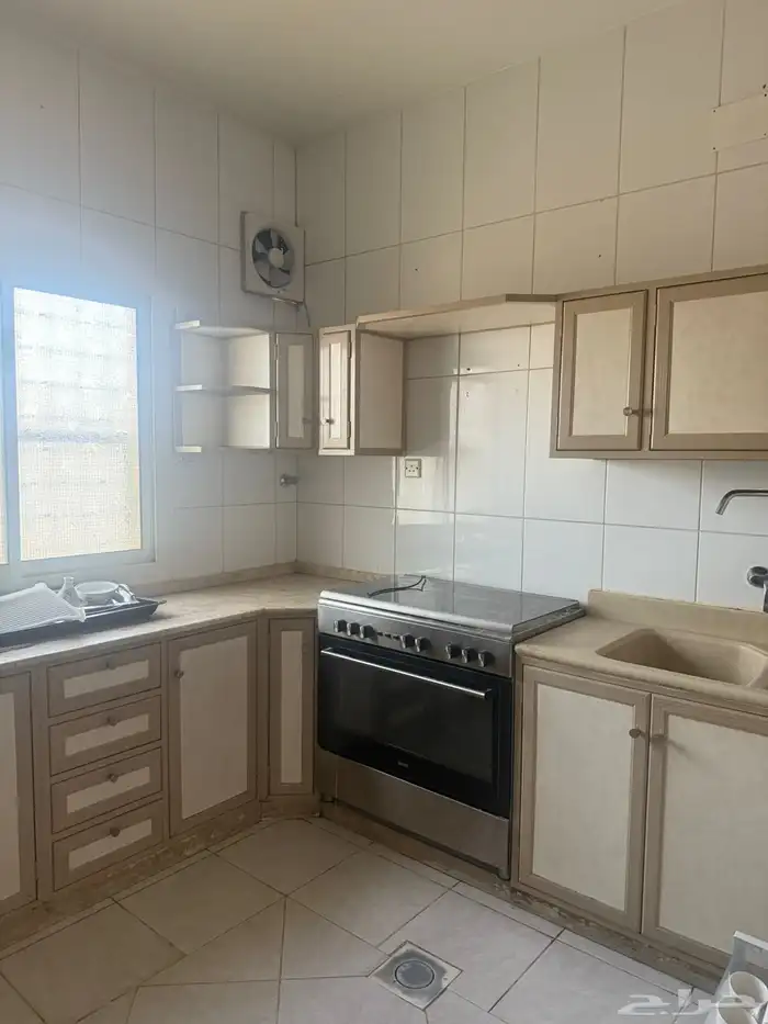 عماره أربعة أدوار وملحق للبيع في أبها حي الخالديه 2