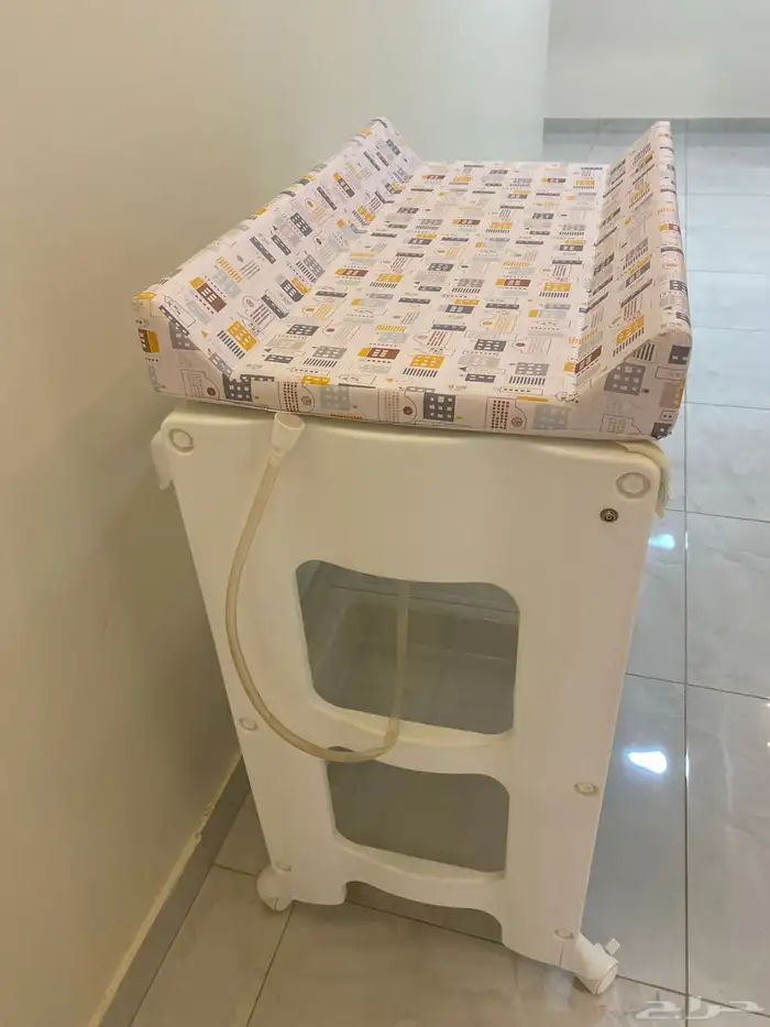 طاولة تغيير للطفل مع حوض استحمام 2
