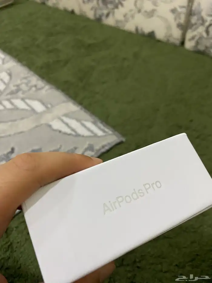 سماعة AirPods pro في رأس تنورة 4