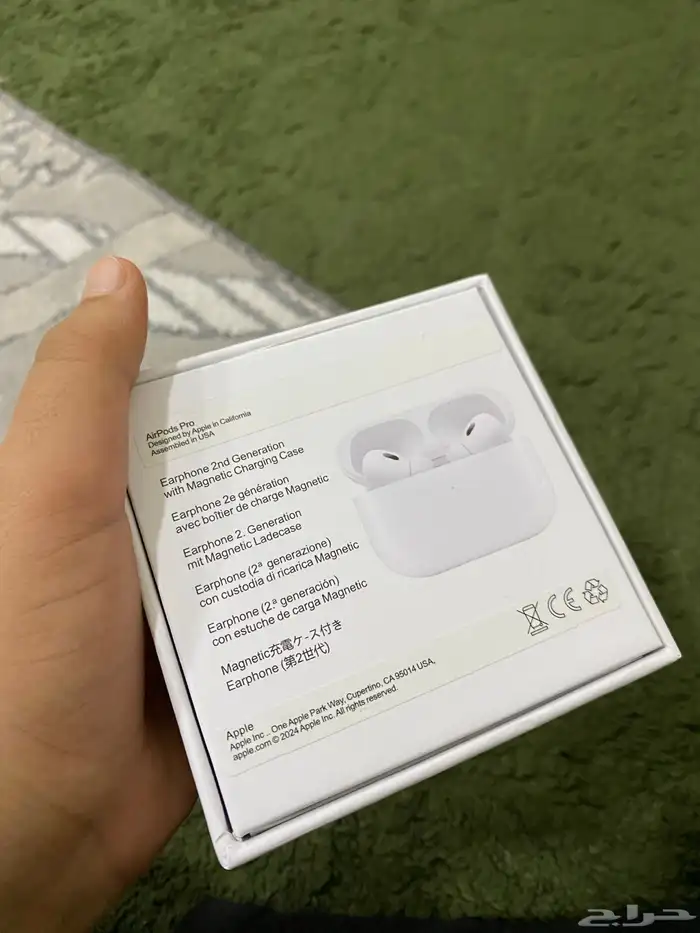 سماعة AirPods pro في رأس تنورة 3