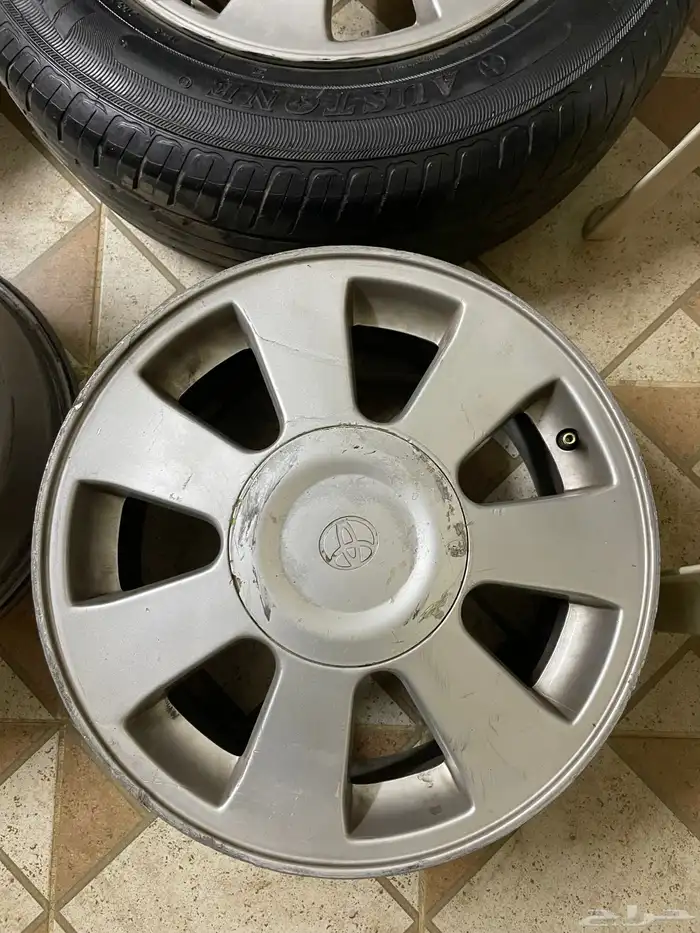 جنوط كامري GLI مع اغطية اصلية 1