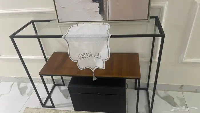 مدخلين الواحد ب100 والطاوله مع اربع كراسي 200 0