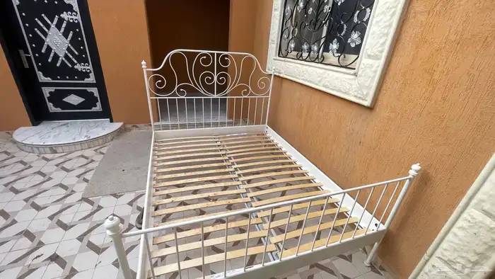 سرير للبيع وطاولتين ضيافه وابجوره 1