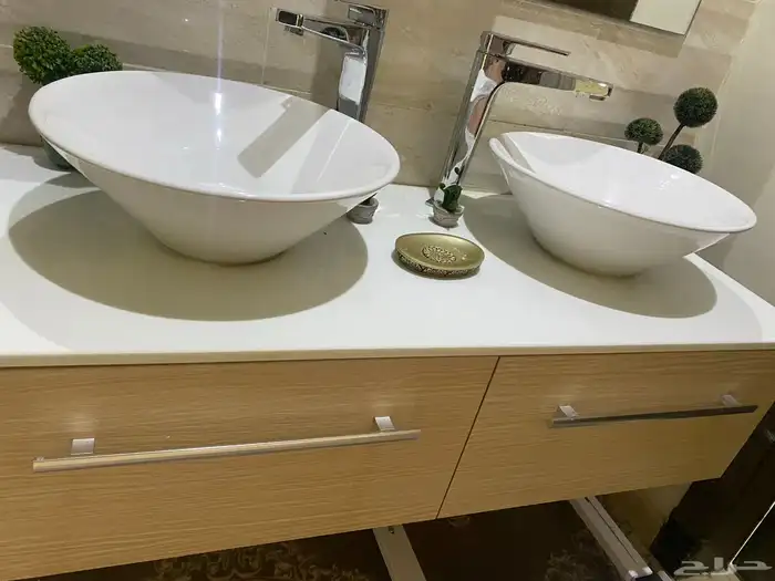 مغسلة بحوضين ورفوف بباب 0