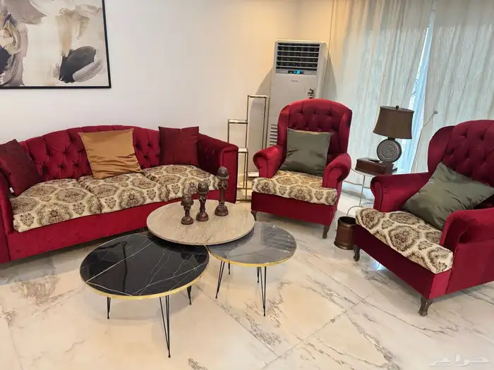 كنب نظيف جدا ومتين للبيع مع الطاولات ب500 3