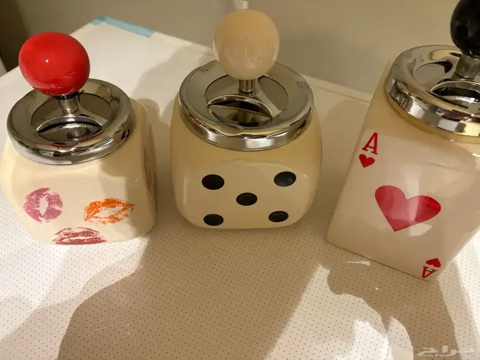 شنط رجالية وتحف ومجات وفازات زجاج 15