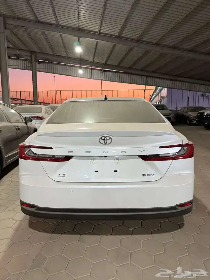 تويوتا كامري LE هايبرد 2025 3