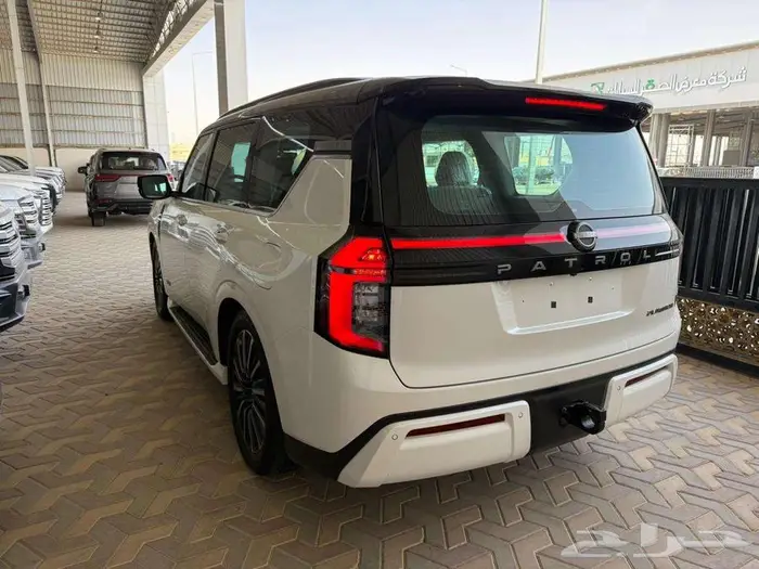 نيسان باترول بلاتنيوم موديل 2025 سقف أسود ممشى 4700 كم 4
