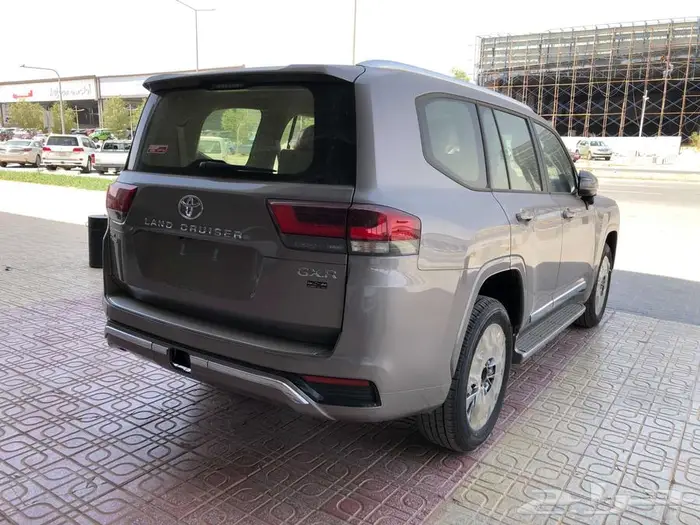 لاندكروزر GXR L4 بنزين موديل 2024 بطاقه جمركيه ذهبي 12