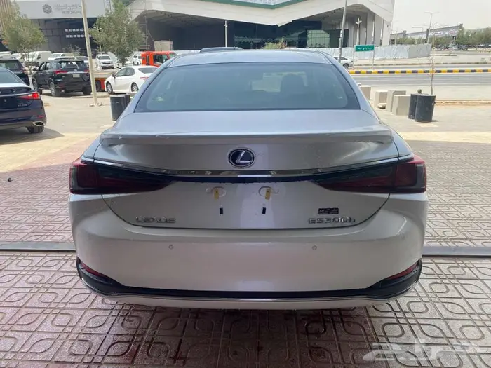 لكزس ES300h AH 2025 سعودي اسود - -ابيض 30