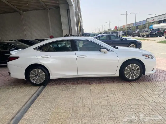 لكزس ES300h AH 2025 سعودي اسود - -ابيض 19