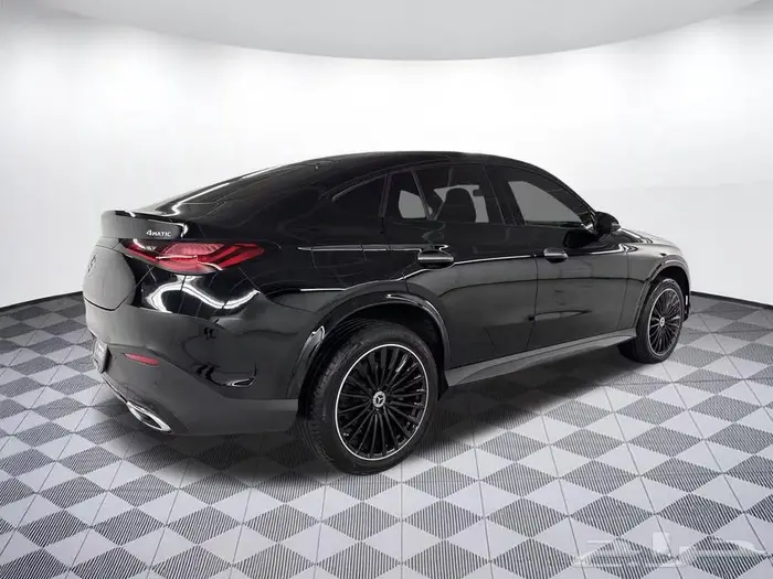 مرسيدس GLC300 Coupe 2024 فل كامل بسعر مميز 4